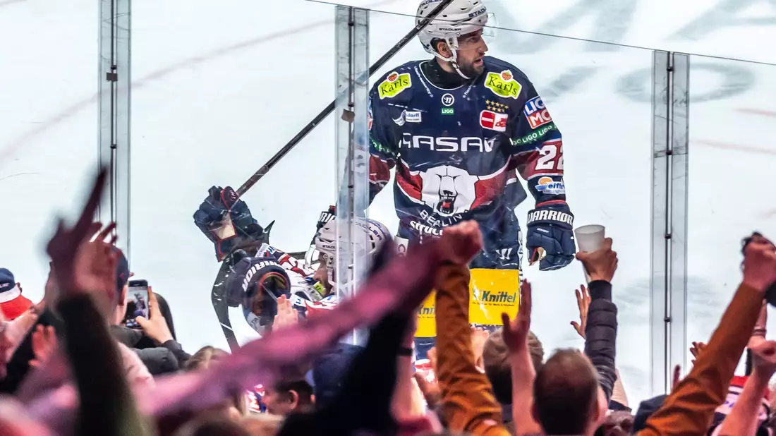 An Tobias Eder wird während der Eisbären-Spiele weiterhin erinnert. - Bild: Andreas Gora/dpa
