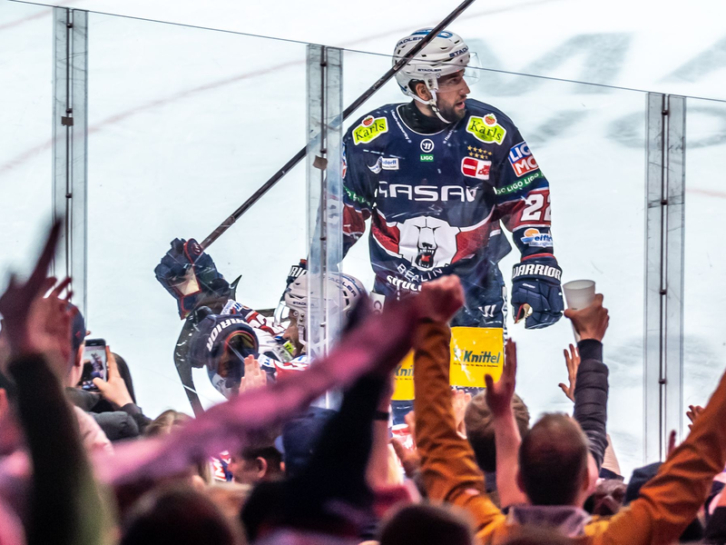 Bei Tobias Eder wurde ein bösartiger Tumor diagnostiziert. - Foto: Andreas Gora/dpa