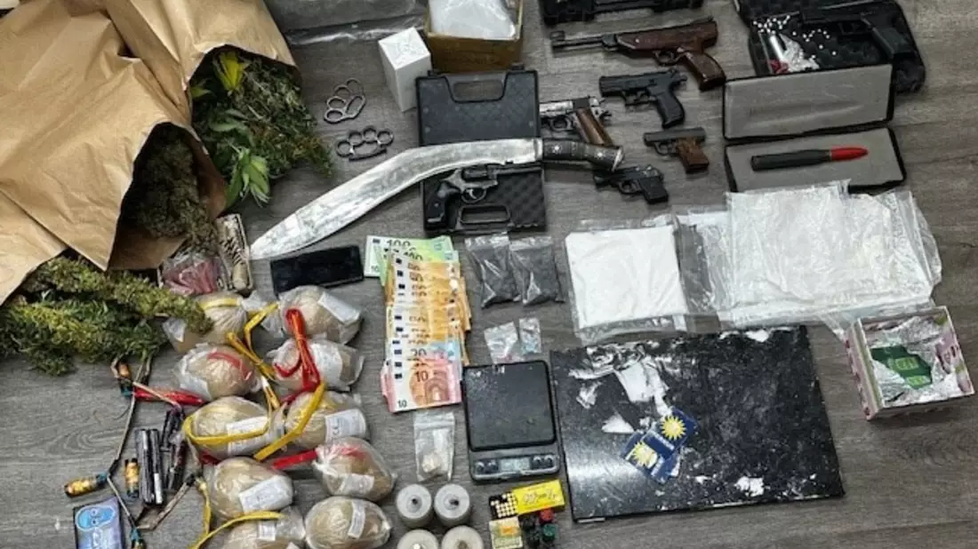 POL-D: Drogenwohnung in Stadtmitte ausgehoben - PRIOS stellt u.a. 440 Gramm Amphetamin, 560 LSD-Trips, Bargeld und Waffen sicher - Bild: presseportal.de
