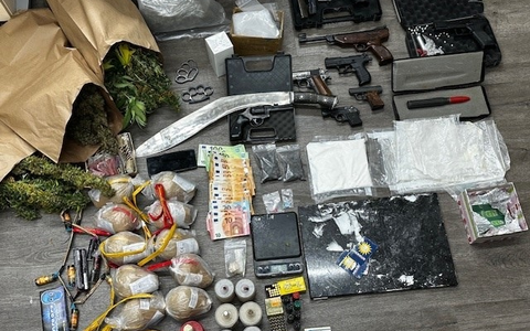POL-D: Drogenwohnung in Stadtmitte ausgehoben - PRIOS stellt u.a. 440 Gramm Amphetamin, 560 LSD-Trips, Bargeld und Waffen sicher - Foto: presseportal.de