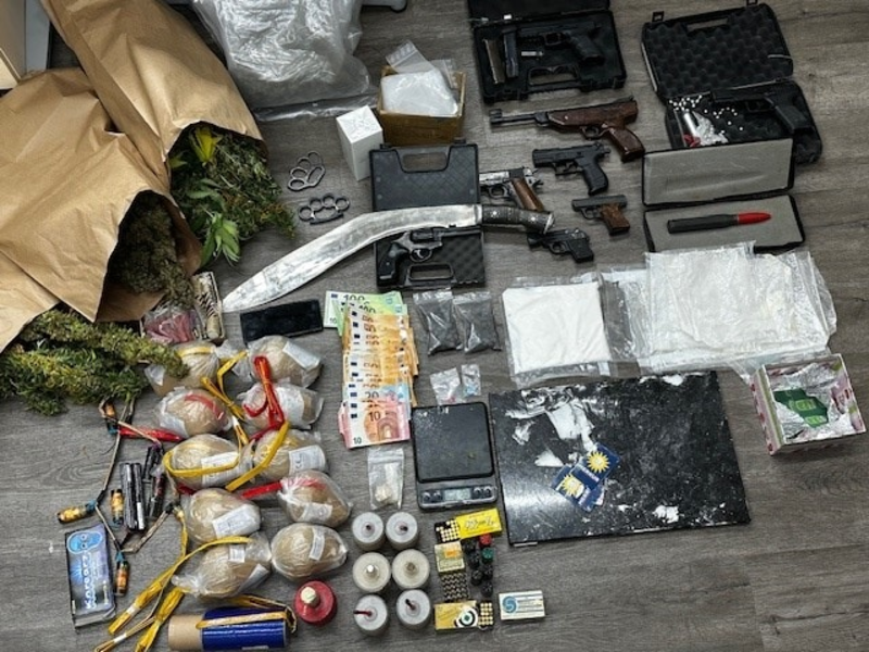 POL-D: Drogenwohnung in Stadtmitte ausgehoben - PRIOS stellt u.a. 440 Gramm Amphetamin, 560 LSD-Trips, Bargeld und Waffen sicher - Foto: presseportal.de
