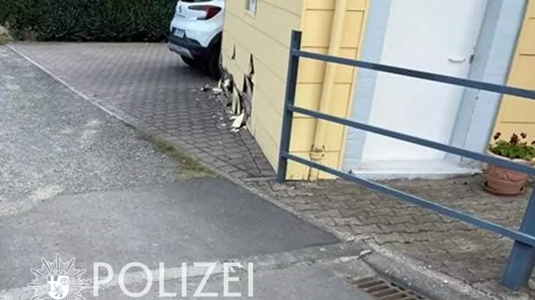 POL-PPWP: Fahrer fährt gegen Hauswand und haut ab - Bild: presseportal.de