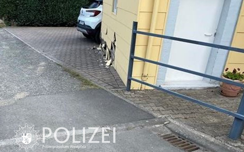 POL-PPWP: Fahrer fährt gegen Hauswand und haut ab - Foto: presseportal.de
