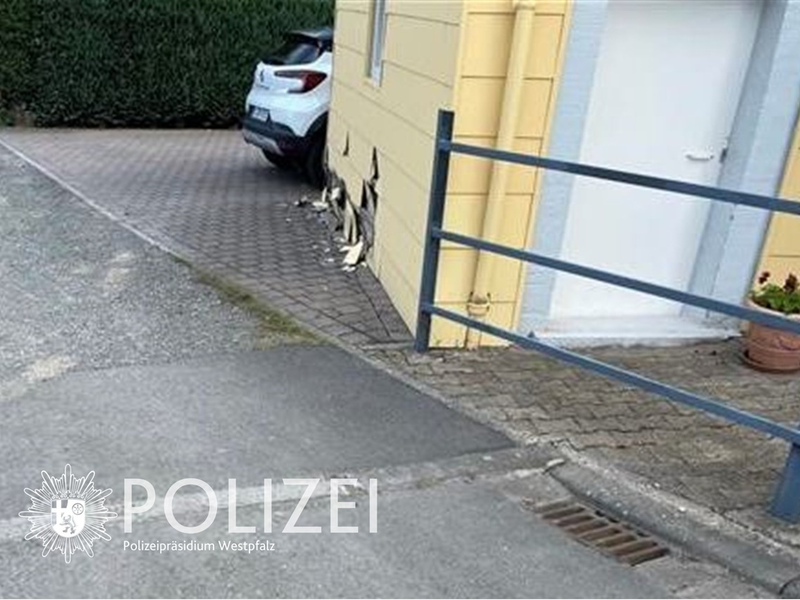 POL-PPWP: Fahrer fährt gegen Hauswand und haut ab - Foto: presseportal.de