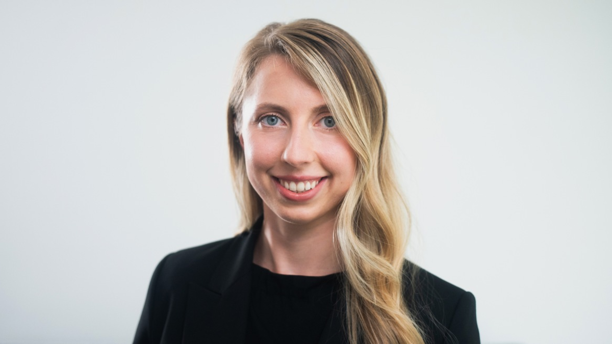 Knieprobleme durch langes Sitzen im Büro - Mone Dusek von Enduring Fitness verrät, warum Firmenfitness die Lösung sein kann - Foto: presseportal.de