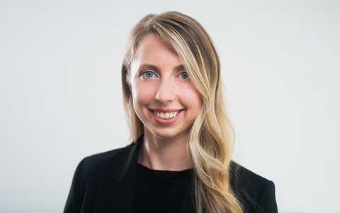 Knieprobleme durch langes Sitzen im Büro - Mone Dusek von Enduring Fitness verrät, warum Firmenfitness die Lösung sein kann - Foto: presseportal.de