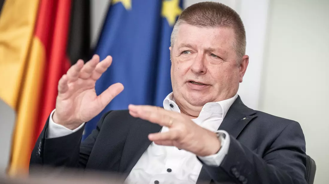 Thomas Haldenwang, Präsident des Bundesamt für Verfassungsschutz, sieht in rechtsextremistischen Bestrebungen aktuell die größte Gefahr für die Demokratie in Deutschland. (Archivfoto) - Bild: Michael Kappeler/dpa