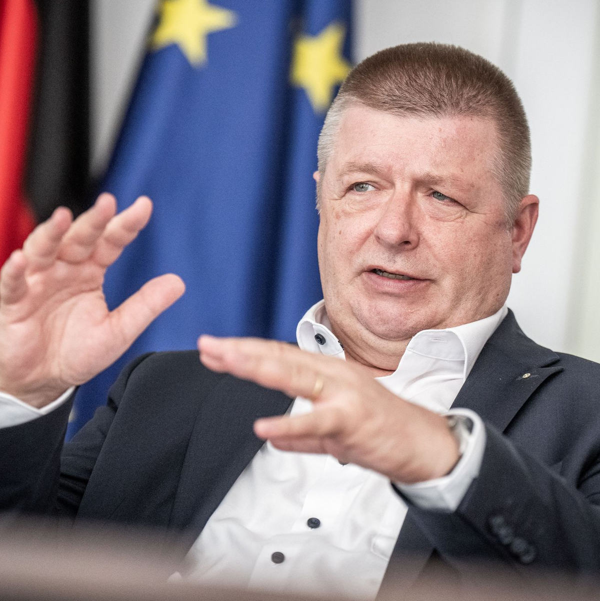 Thomas Haldenwang, Präsident des Bundesamt für Verfassungsschutz, sieht in rechtsextremistischen Bestrebungen aktuell die größte Gefahr für die Demokratie in Deutschland. (Archivfoto) - Foto: Michael Kappeler/dpa