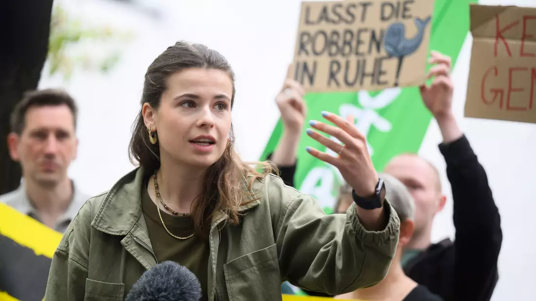 Prominenter Protest: Vor dem niedersächsischen Landtag warnt Klimaaktivistin Luisa Neubauer vor einer Gasförderung nahe dem Nationalpark Wattenmeer.  - Bild: Julian Stratenschulte/dpa