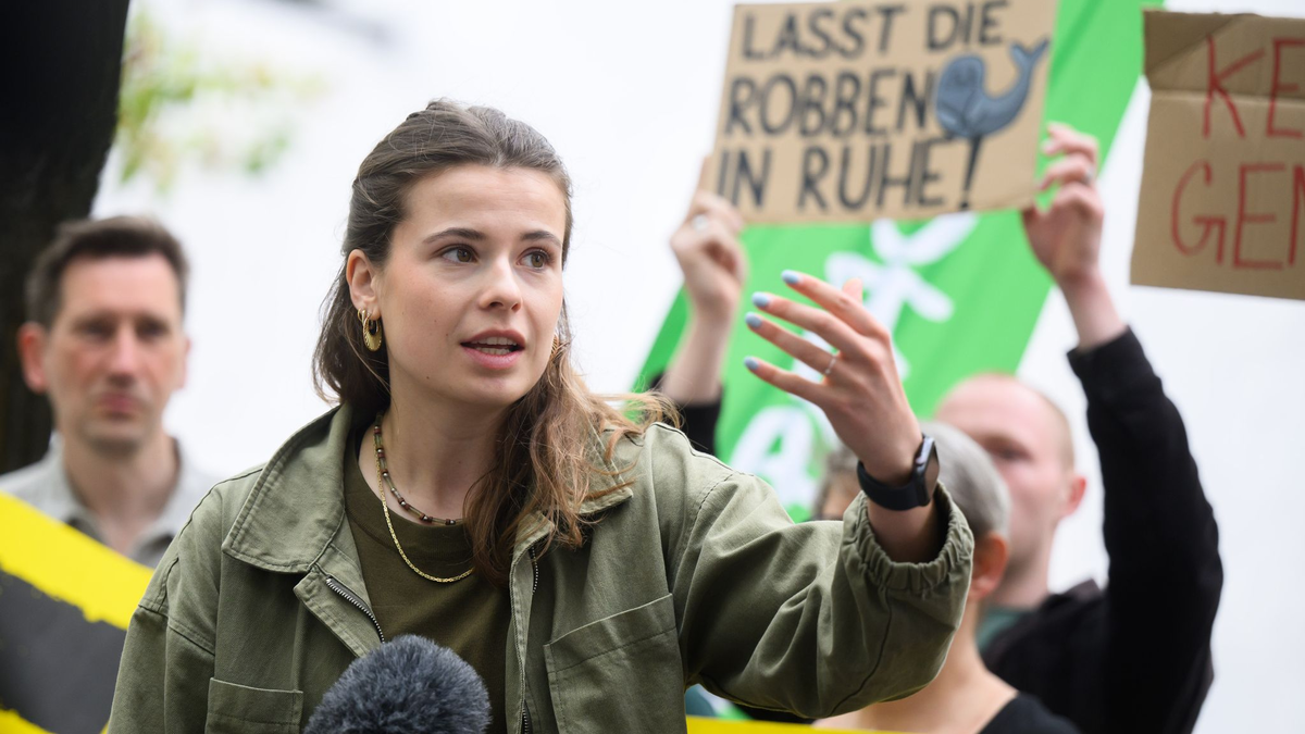 Prominenter Protest: Vor dem niedersächsischen Landtag warnt Klimaaktivistin Luisa Neubauer vor einer Gasförderung nahe dem Nationalpark Wattenmeer.  - Foto: Julian Stratenschulte/dpa