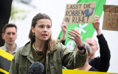 Prominenter Protest: Vor dem niedersächsischen Landtag warnt Klimaaktivistin Luisa Neubauer vor einer Gasförderung nahe dem Nationalpark Wattenmeer.  - Foto: Julian Stratenschulte/dpa