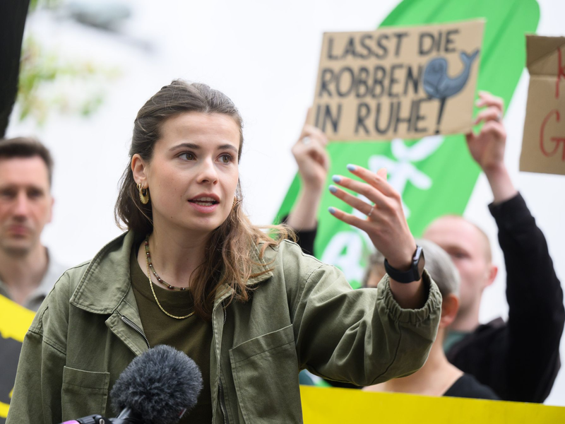 Prominenter Protest: Vor dem niedersächsischen Landtag warnt Klimaaktivistin Luisa Neubauer vor einer Gasförderung nahe dem Nationalpark Wattenmeer.  - Foto: Julian Stratenschulte/dpa