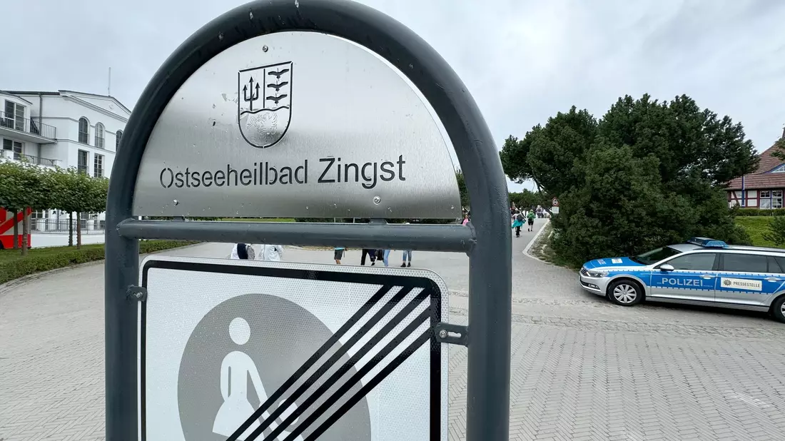 Bei den Polizeiermittlungen an einem Tatort in Zingst kam auch eine Drohne zum Einsatz. In der Nacht waren zwei Männer am Seebrückenvorplatz durch Schüsse schwer verletzt worden. - Bild: Stefan Sauer/dpa