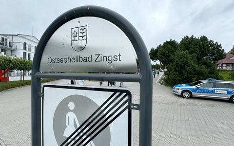 Bei den Polizeiermittlungen an einem Tatort in Zingst kam auch eine Drohne zum Einsatz. In der Nacht waren zwei Männer am Seebrückenvorplatz durch Schüsse schwer verletzt worden. - Foto: Stefan Sauer/dpa