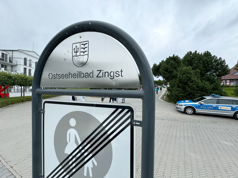 Bei den Polizeiermittlungen an einem Tatort in Zingst kam auch eine Drohne zum Einsatz. In der Nacht waren zwei Männer am Seebrückenvorplatz durch Schüsse schwer verletzt worden. - Foto: Stefan Sauer/dpa