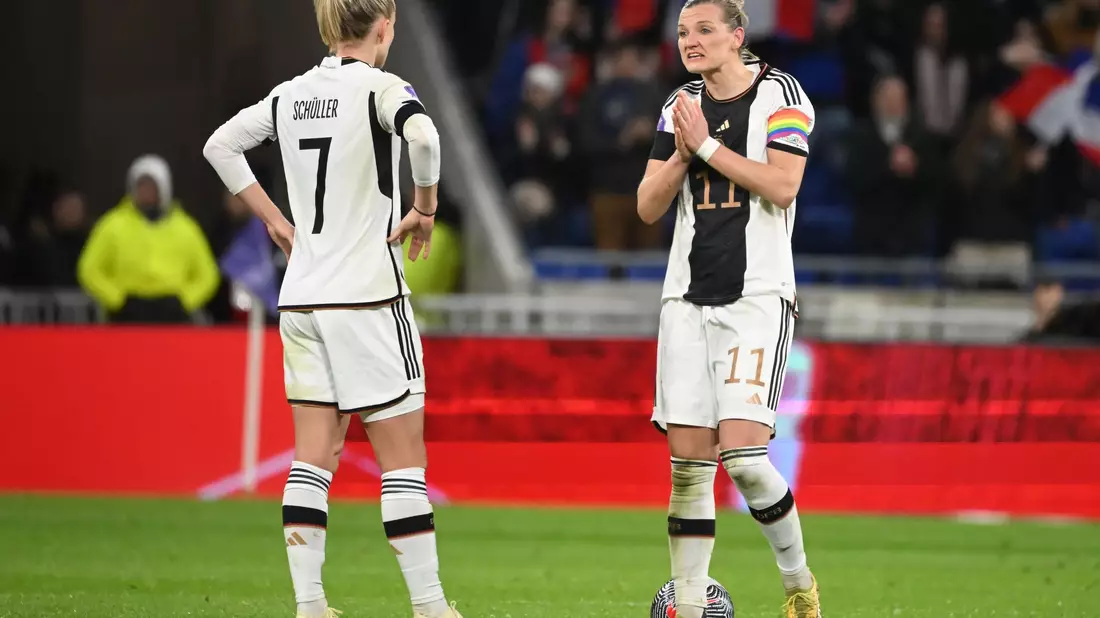 Mit Alexandra Popp (r), aber ohne Lea Schüller spielt das DFB-Team bei Olympia um Bronze. - Bild: Sebastian Christoph Gollnow/dpa