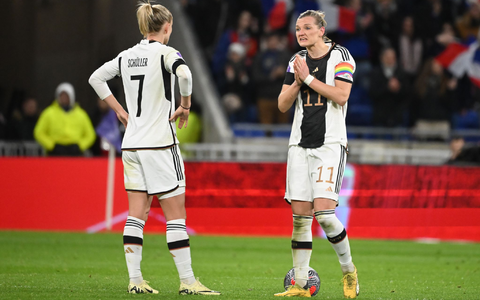 Mit Alexandra Popp (r), aber ohne Lea Schüller spielt das DFB-Team bei Olympia um Bronze. - Foto: Sebastian Christoph Gollnow/dpa