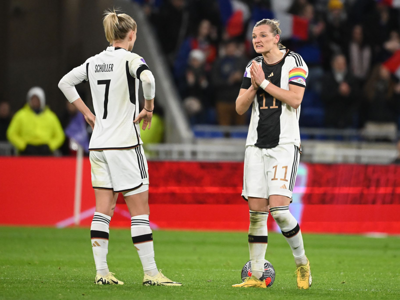 Mit Alexandra Popp (r), aber ohne Lea Schüller spielt das DFB-Team bei Olympia um Bronze. - Foto: Sebastian Christoph Gollnow/dpa