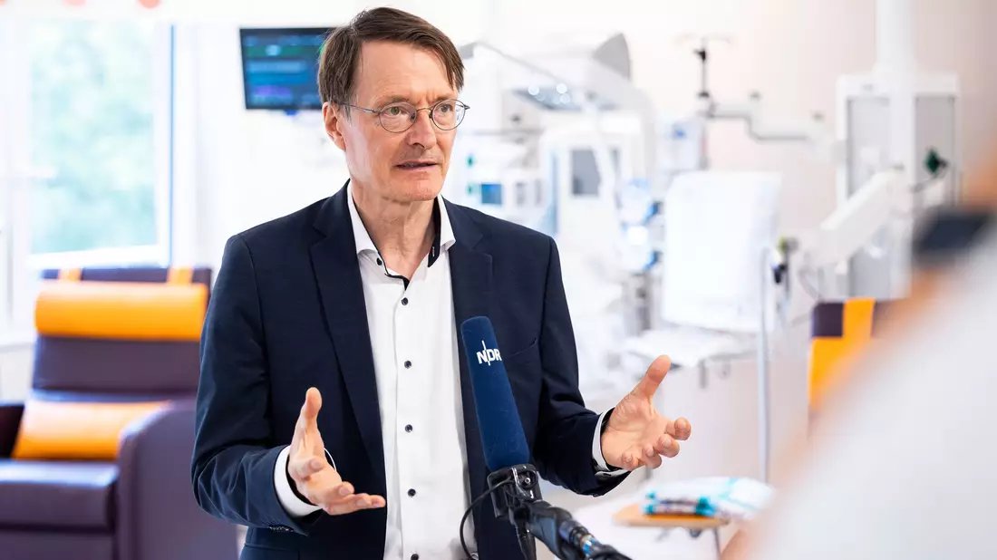 Das RKI gibt Empfehlungen, die politische Verantwortung liegt beim Ministerium, sagt Gesundheitsminister Lauterbach. - Bild: Michael Matthey/dpa