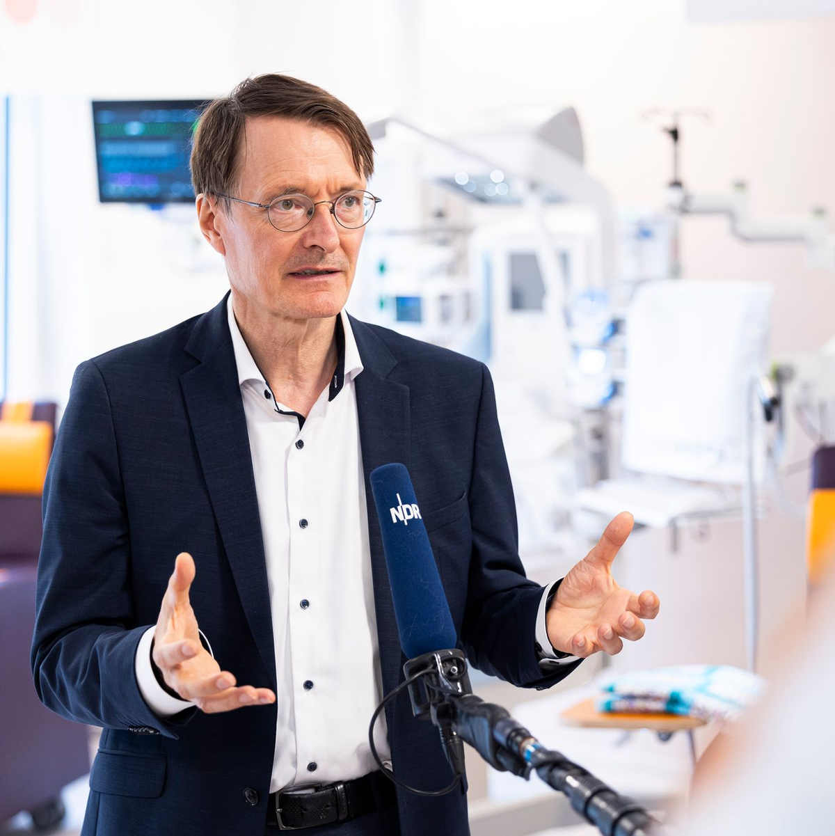 Das RKI gibt Empfehlungen, die politische Verantwortung liegt beim Ministerium, sagt Gesundheitsminister Lauterbach. - Foto: Michael Matthey/dpa