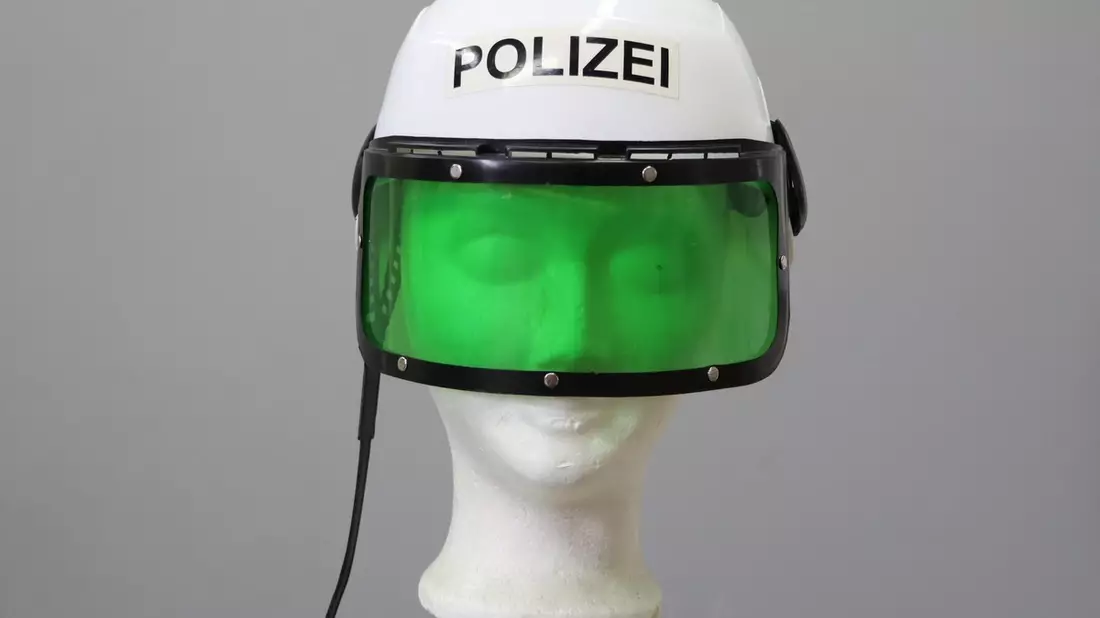 POL-LDK: + Dieb mit Kinderpolizeihelm + Motorradfahrer stürzt mit Sozius + Dacia zerkratzt + Audischeiben eingeschlagen + - Bild: presseportal.de