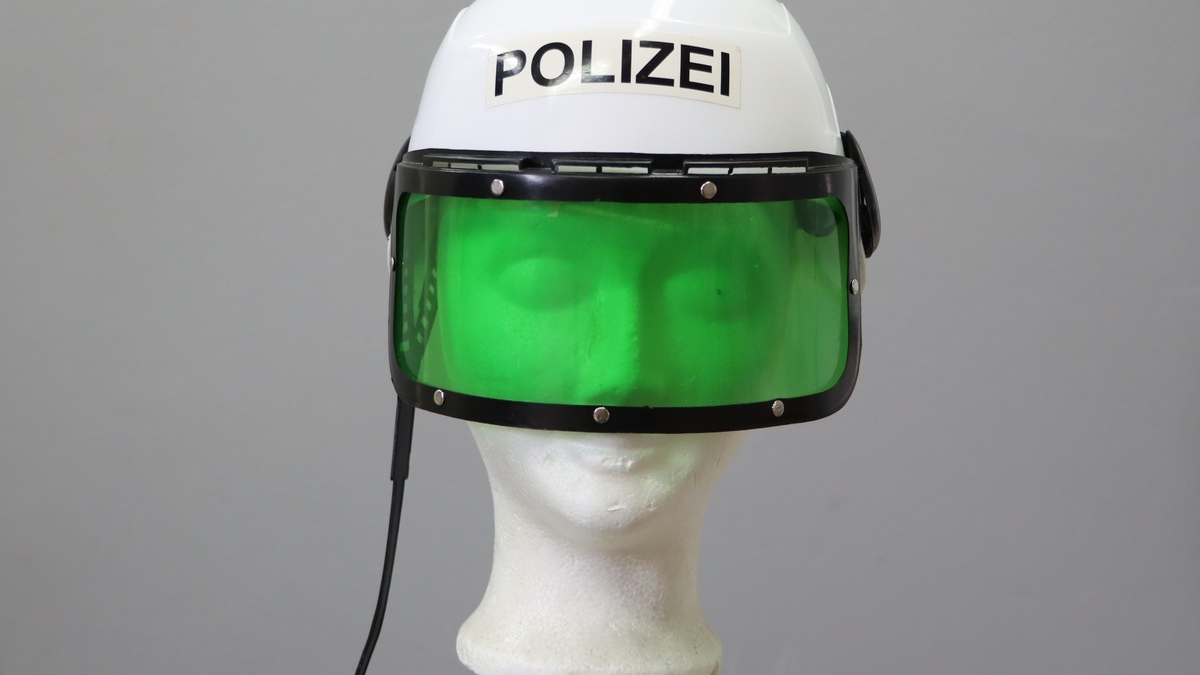 POL-LDK: + Dieb mit Kinderpolizeihelm + Motorradfahrer stürzt mit Sozius + Dacia zerkratzt + Audischeiben eingeschlagen + - Foto: presseportal.de