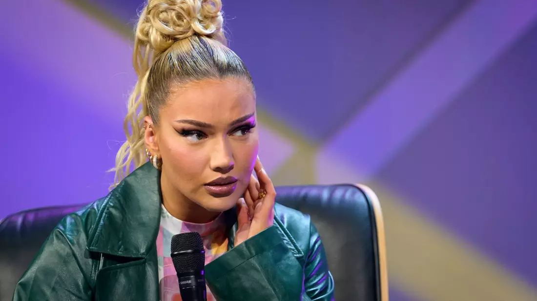 Weiter auf Platz eins mit «Bauch Beine Po»-Training: Shirin David. (Archivbild) - Bild: Jonas Walzberg/dpa