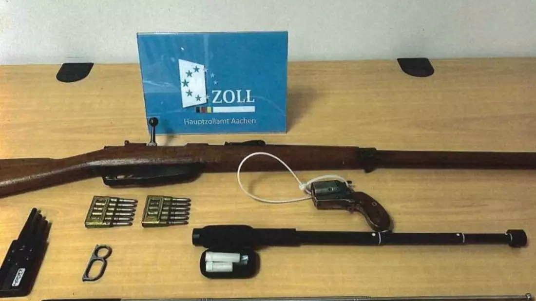 HZA-AC: Zoll stoppt Auto und findet scharfe Waffen im Kofferraum - Mann hat kleines Waffenarsenal im Wagen - Bild: presseportal.de