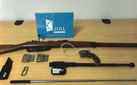 HZA-AC: Zoll stoppt Auto und findet scharfe Waffen im Kofferraum - Mann hat kleines Waffenarsenal im Wagen - Foto: presseportal.de