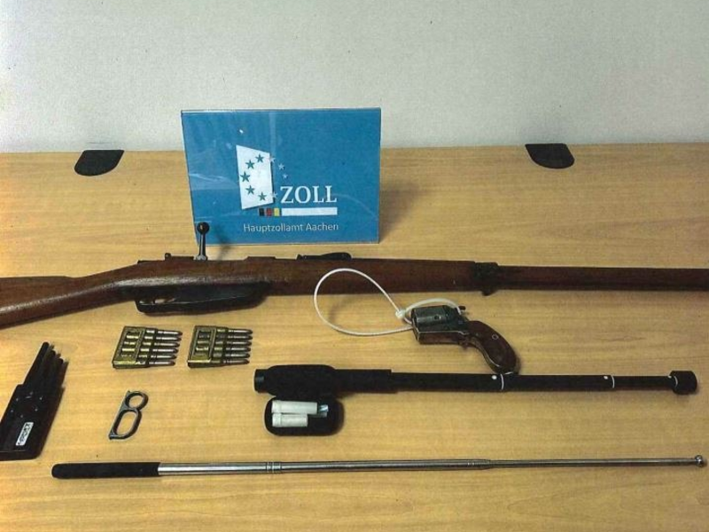 HZA-AC: Zoll stoppt Auto und findet scharfe Waffen im Kofferraum - Mann hat kleines Waffenarsenal im Wagen - Foto: presseportal.de