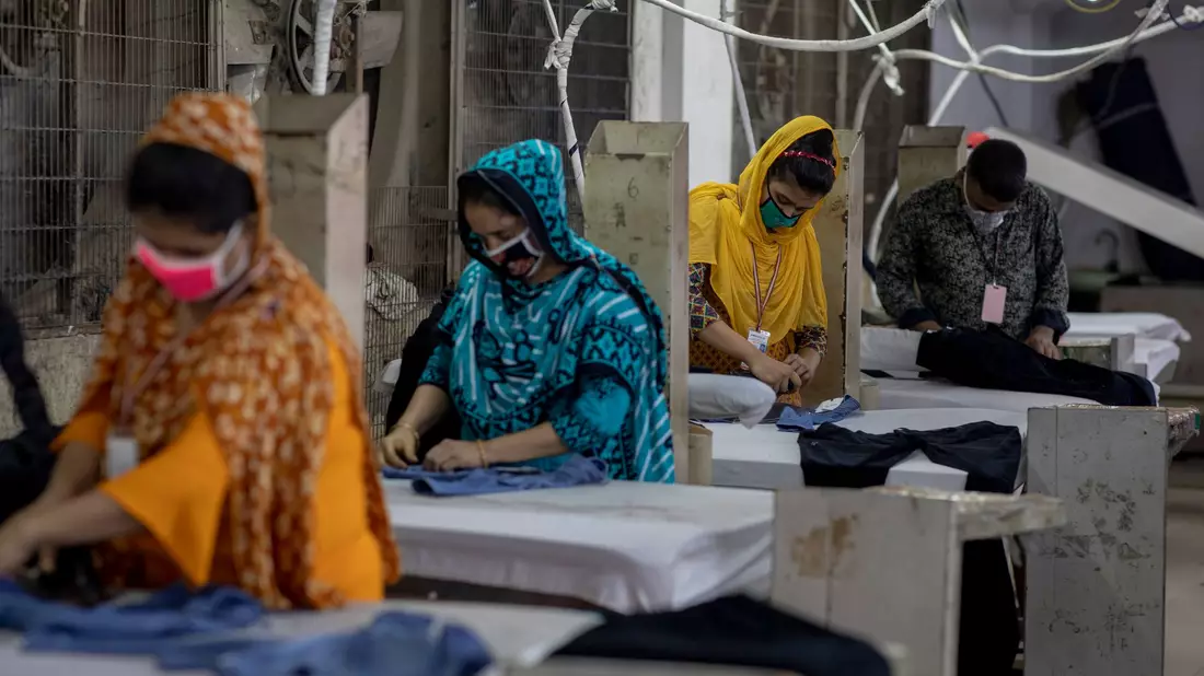 Frauen in Bangladesch arbeiten in einer Textilfabrik. (Foto Archiv) - Bild: K M Asad/dpa