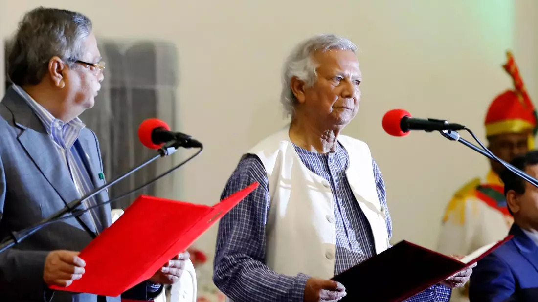 Friedensnobelpreisträger Muhammad Yunus (r) legt seinen Amtseid als Chef der Übergangsregierung von Bangladesch ab. (Foto Archiv) - Bild: Rajib Dhar/AP