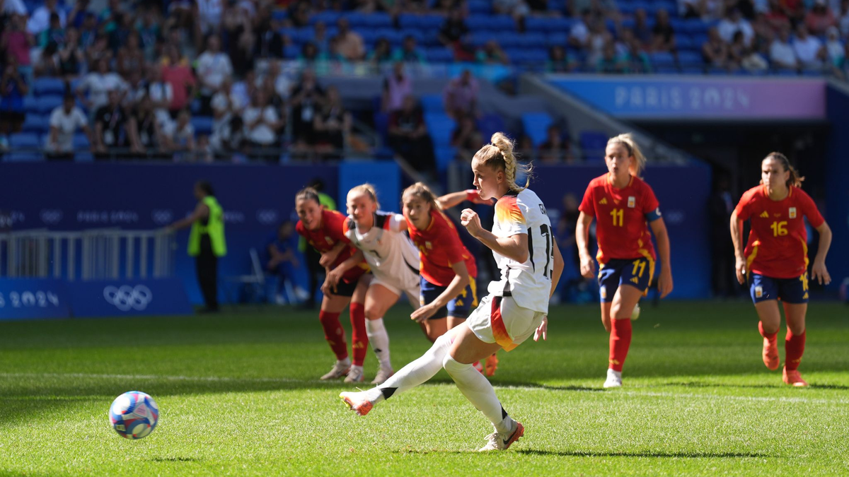 DFB-Führung um Bernd Neuendorf: Daumen drücken für die Frauen - Foto: Marcus Brandt/dpa