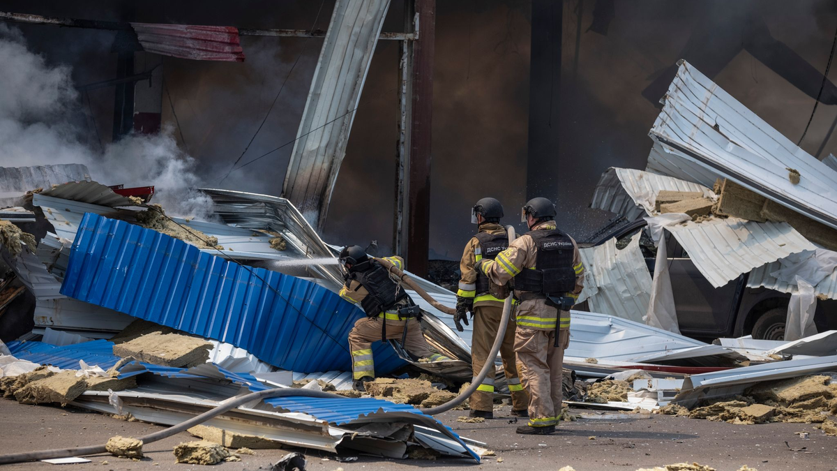 In der vergangenen Woche wurde ein Supermarkt in der Region Donezk Ziel eines russischen Raketenschlag. Nun soll ein ukrainischer Raketenangriff ein Einkaufszentrum in Donezk getroffen haben. (Foto Archiv) - Foto: Iryna Rybakova/AP/dpa