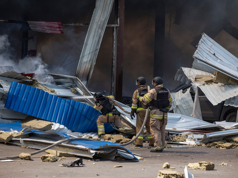 In der vergangenen Woche wurde ein Supermarkt in der Region Donezk Ziel eines russischen Raketenschlag. Nun soll ein ukrainischer Raketenangriff ein Einkaufszentrum in Donezk getroffen haben. (Foto Archiv) - Foto: Iryna Rybakova/AP/dpa