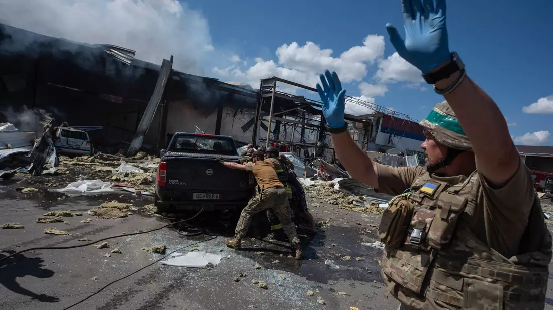 Durch die russischen Angriffe auf die Ukraine werden immer wieder auch zivile Objekte getroffen und zerstört - wie diesmal ein Supermarkt. - Bild: Iryna Rybakova/AP