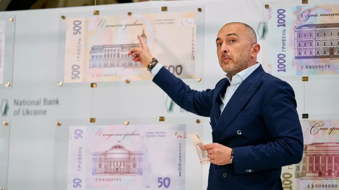 Oben in die Ecke kommt die patriotische Losung «Ruhm der Ukraine! Den Helden Ruhm». - Bild: -/Zentralbank der Ukraine/dpa