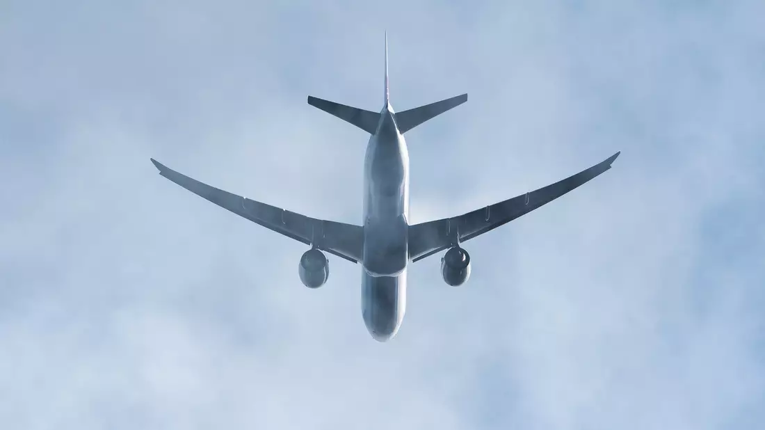 Ein Passagierflugzeug befindet sich im Landeanflug. (Symbolbild) - Bild: Silas Stein/dpa
