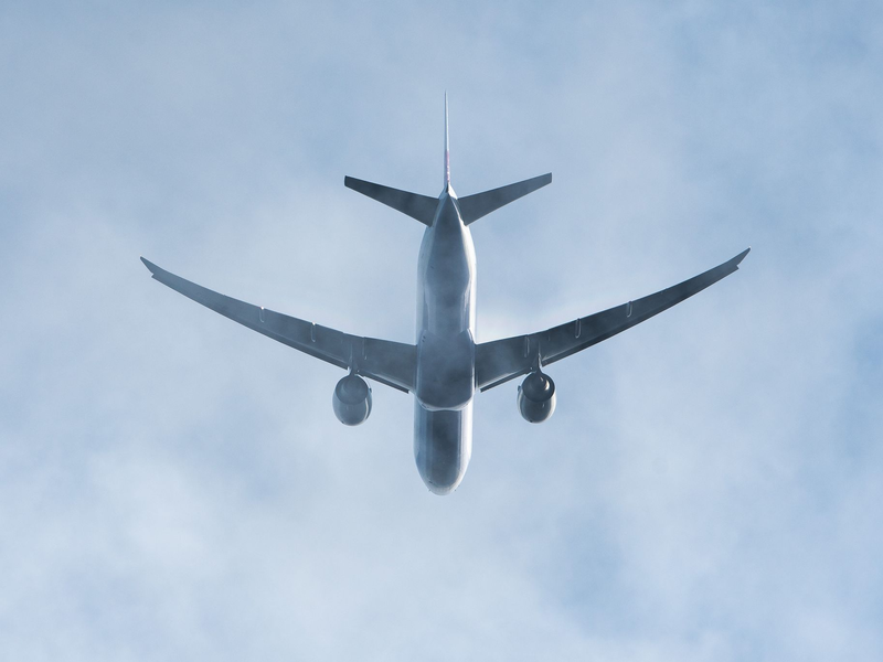 Ein Passagierflugzeug befindet sich im Landeanflug. (Symbolbild) - Foto: Silas Stein/dpa