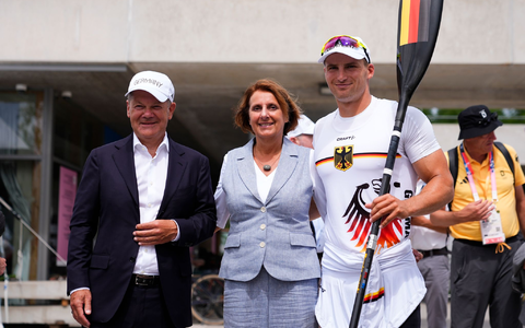 Kanu-Olympiasieger Tom Liebscher-Lucz (r) im Gespräch mit Bundeskanzler Olaf Scholz. - Foto: Lindsey Wasson/AP/dpa