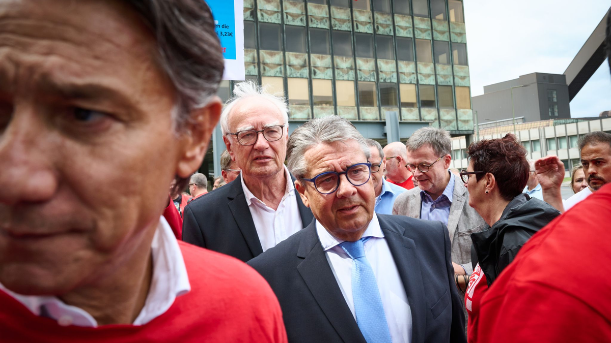 Der Aufsichtsrat der Thyssenkrupp-Stahlsparte hat am Freitag über den geplanten Umbau gesprochen. - Foto: Bernd Thissen/dpa