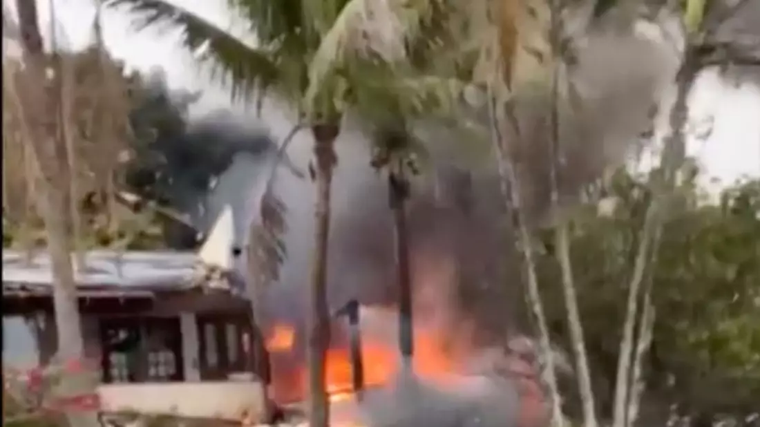 Dieser Ausschnitt aus einem Video zeigt das Feuer, das von einem Flugzeug ausgeht, das in Vinhedo im brasilianischen Bundesstaat Sao Paulo neben einem Haus abgestürzt ist. - Bild: Felipe Magalhaes Filho/UGC/AP/dpa