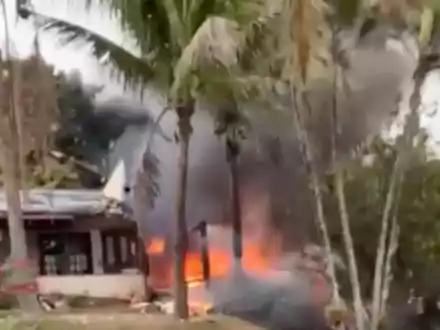 Dieser Ausschnitt aus einem Video zeigt das Feuer, das von einem Flugzeug ausgeht, das in Vinhedo im brasilianischen Bundesstaat Sao Paulo neben einem Haus abgestürzt ist. - Foto: Felipe Magalhaes Filho/UGC/AP/dpa