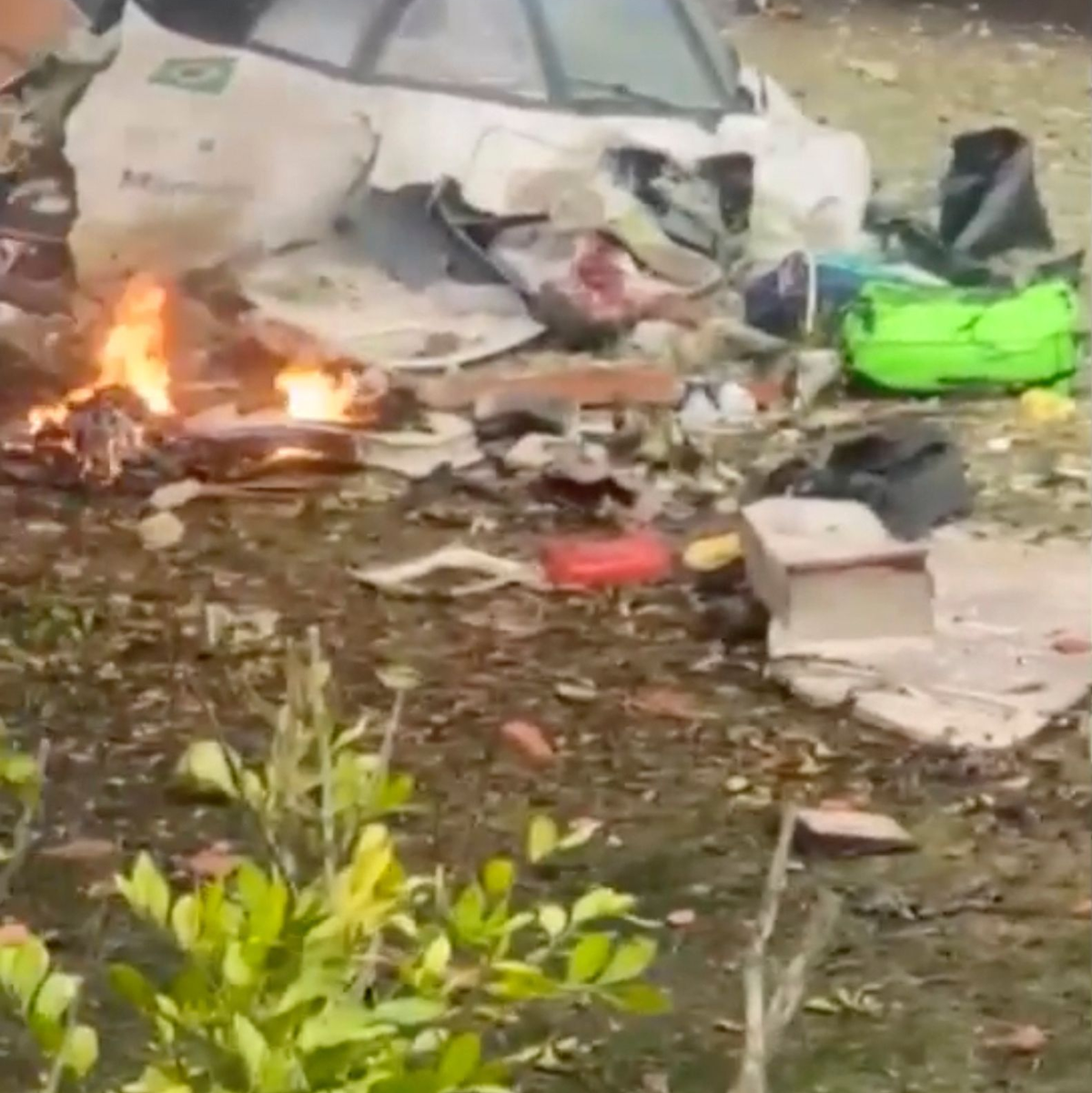 Dieser Ausschnitt aus einem Video zeigt Wrackteile eines Flugzeugs, das neben einem Haus im brasilianischen Vinhedo abgestürzt ist. - Foto: Felipe Magalhaes Filho/AP/dpa
