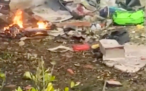 Dieser Ausschnitt aus einem Video zeigt Wrackteile eines Flugzeugs, das neben einem Haus im brasilianischen Vinhedo abgestürzt ist. - Foto: Felipe Magalhaes Filho/AP/dpa