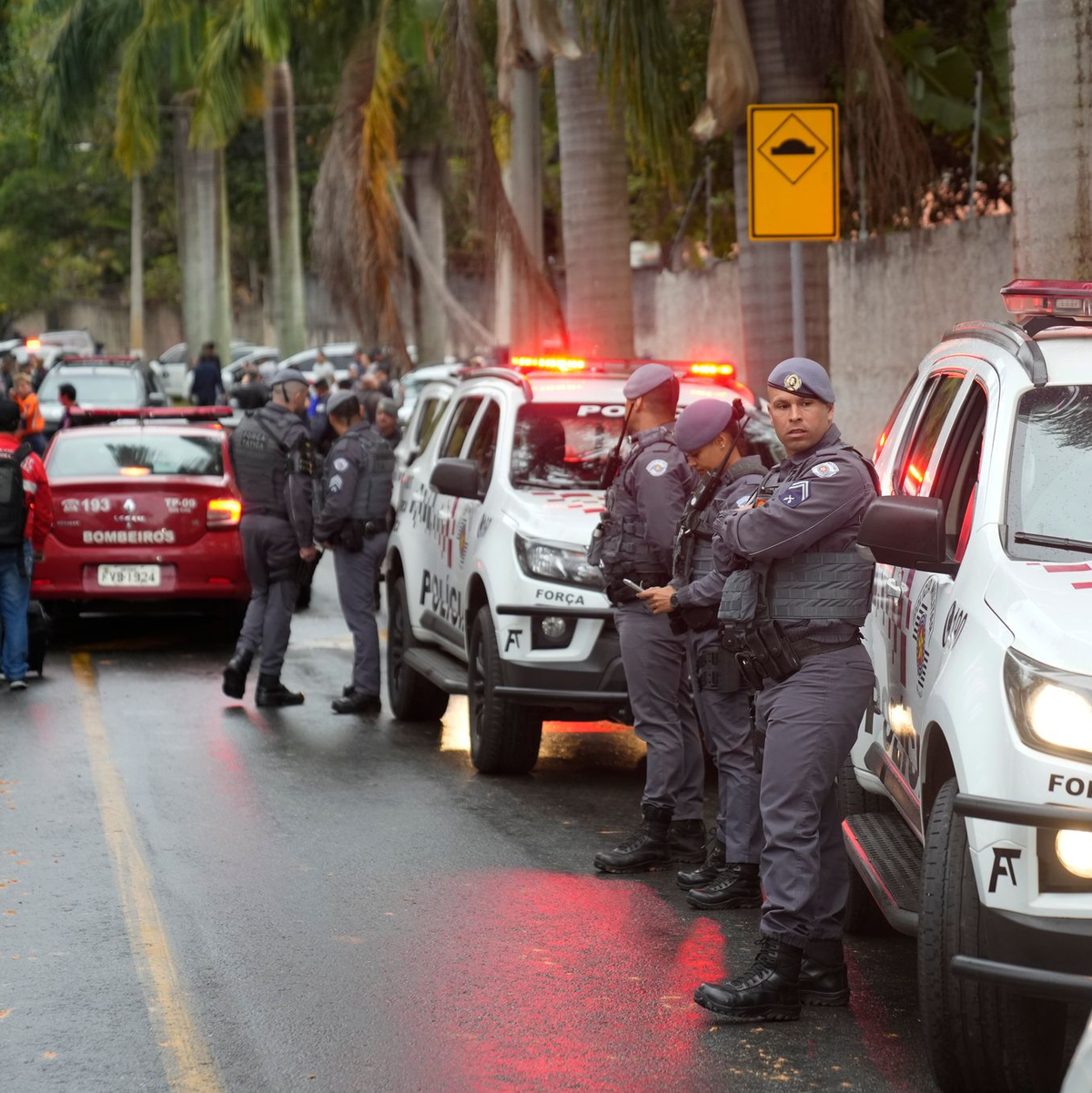 Polizisten sind im Einsatz an der Straße, die zu der geschlossenen Wohnanlage in Vinhedo führt, in der ein Flugzeug mit 62 Menschen an Bord abgestürzt ist. - Foto: Andre Penner/AP