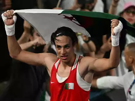 Boxerin Imane Khelif trotzt der Geschlechter-Debatte und kürt sich zur Olympiasiegerin - Foto: Mauro Pimentel/AFP/dpa