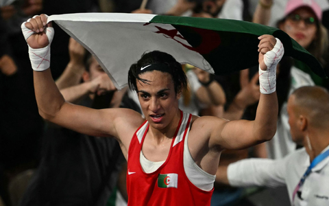 Boxerin Imane Khelif trotzt der Geschlechter-Debatte und kürt sich zur Olympiasiegerin - Foto: Mauro Pimentel/AFP/dpa
