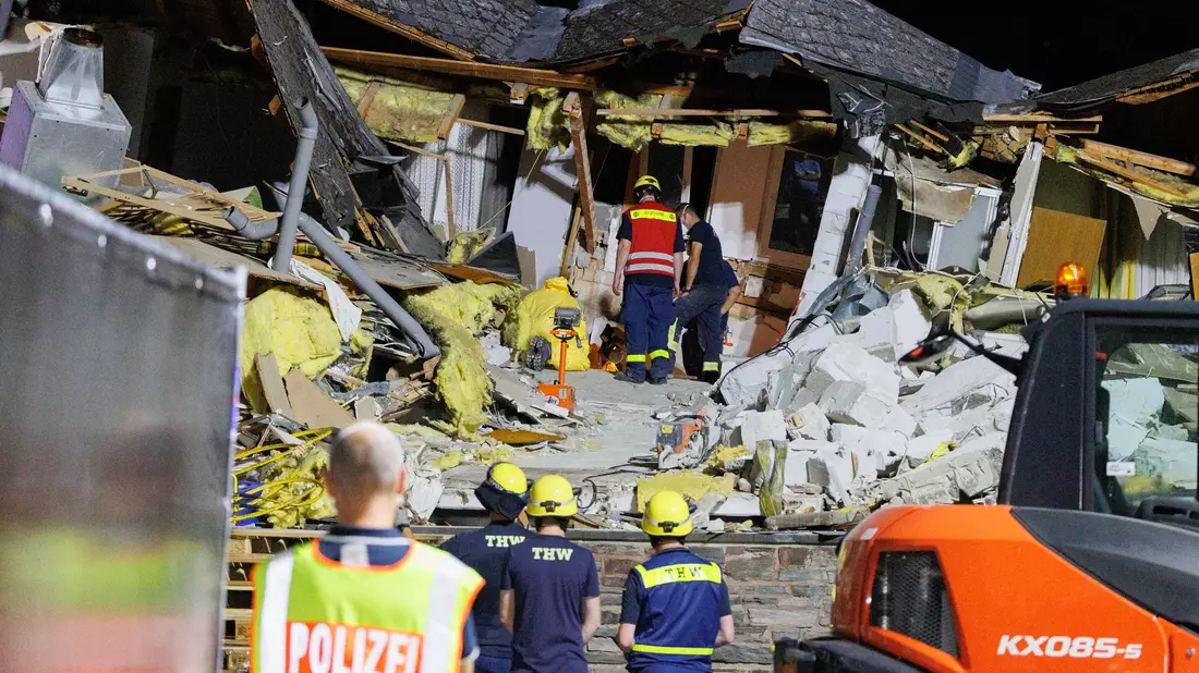 Die Abrissarbeiten dienen auch der Erstellung eines Gutachtens zur Unglücksursache. - Bild: Lando Hass/dpa