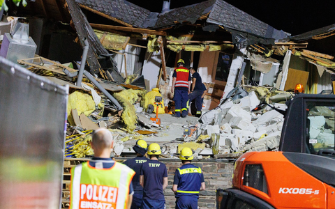 Die Abrissarbeiten dienen auch der Erstellung eines Gutachtens zur Unglücksursache. - Foto: Lando Hass/dpa